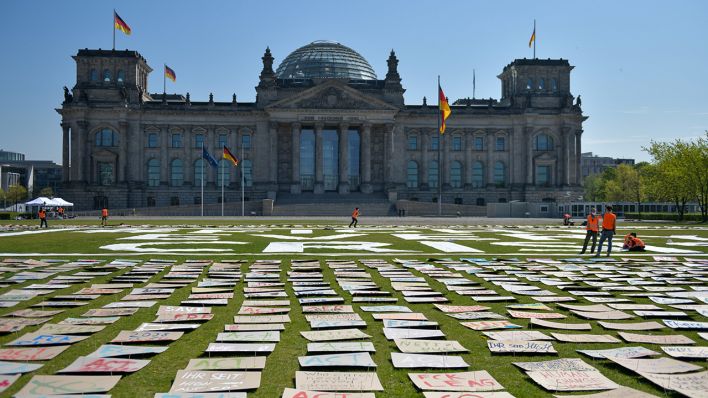 
Globaler Klimastreik: Wie Fridays for Future in Corona-Zeiten vor Bundestag demonstriert  | rbb24