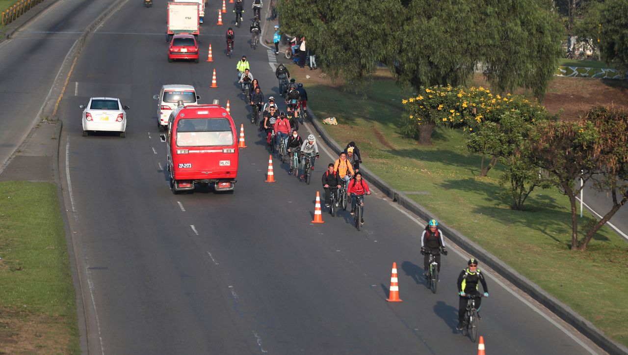 Corona: Fahrräder dürfen in Bogotá Pkw-Fahrspuren nutzen - DER SPIEGEL